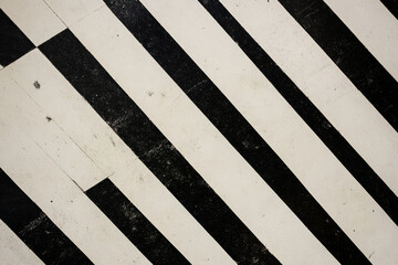 Fototapeta premium A stark black and white diagonal stripe pattern with perfect alignment and high-contrast optical illusions.