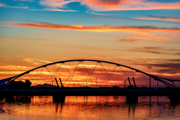Naklejka premium Footbridge across Tempe Town Lake in Tempe Arizona at dusk with sunset