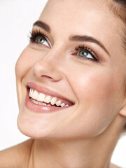 Obraz premium Radiant Smiling Woman in Natural Light 