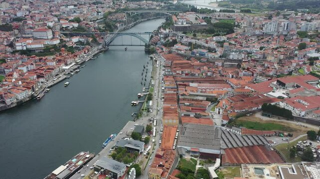 Fesselnde Luftaufnahmen von Porto, Portugal: Flussufer-Charme und historische Architektur | Captivating Aerial Views of Porto, Portugal: Riverside Charm and Historic Architecture