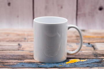 Taza de porcelana blanca en mesa de madera vieja