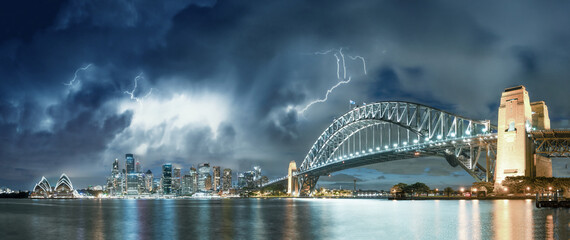 Obraz premium Amazing panoramic night skyline of Sydney Harbour under a storm