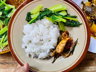 The breakfast menu is ready to be eaten on a wooden table, served on a plate is rice, pindang fish...
