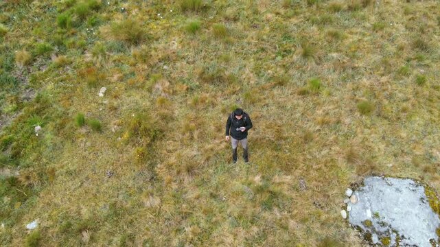 Un hombre turista joven corriendo por las monta&ntilde;as con mochila .escalada de turista ,Viaje estilo de vida saludable excursi&oacute;n en solitario vacaciones activas al aire libre, Amplio panorama de monta&ntilde;a,