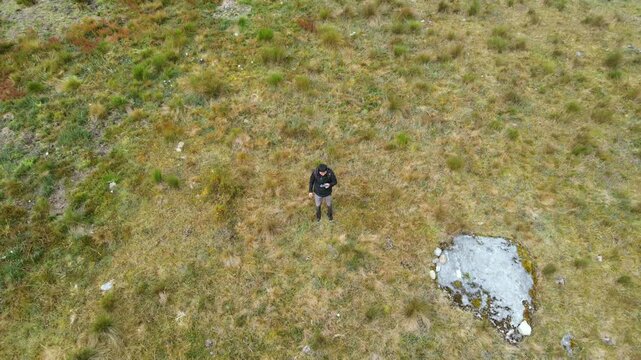 Un hombre turista joven corriendo por las monta&ntilde;as con mochila .escalada de turista ,Viaje estilo de vida saludable excursi&oacute;n en solitario vacaciones activas al aire libre, Amplio panorama de monta&ntilde;a,