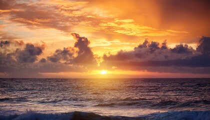 Obraz premium 黄金色に染まる夕暮れの海 - 穏やかな波と温かな光