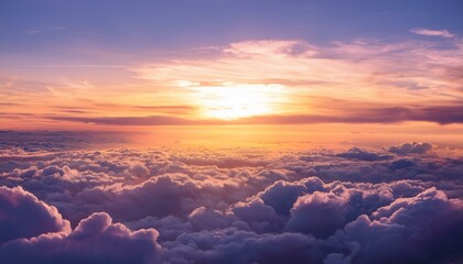 Obraz premium 雲の上の神秘的な夕焼け - 夢のような黄金と紫の空