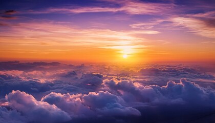 雲の上の神秘的な夕焼け - 夢のような黄金と紫の空