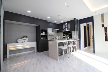 Interiores de cocina con todo, desde un refrigerador hasta un amplio espacio de cocina y una mesa...