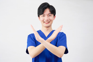 医者・看護師・歯科医師・介護士　男性　ばつ印のジェスチャー　白背景