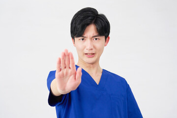 医者・看護師・歯科医師・介護士　男性　ストップのジェスチャー　白背景