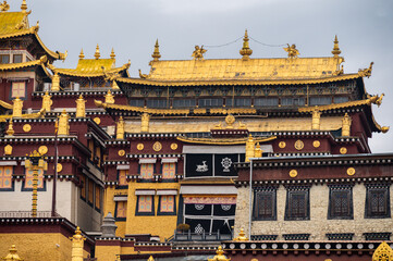 Obraz premium Beautiful architecture of Songzanlin Monastery the largest Tibetan Buddhist monastery in Shangri-La town in Yunnan province of China.