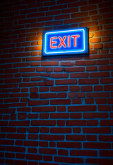 Fototapeta premium Neon EXIT-Schild an Ziegelwand mit blauer Beleuchtung