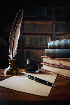 Pluma y tintero sobre escritorio antiguo