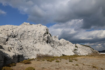 特徴的な白良大きな岩が並ぶ景色