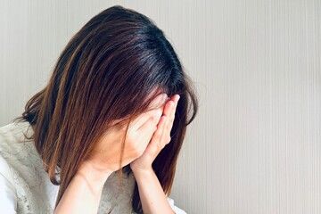 泣く女性のアップ