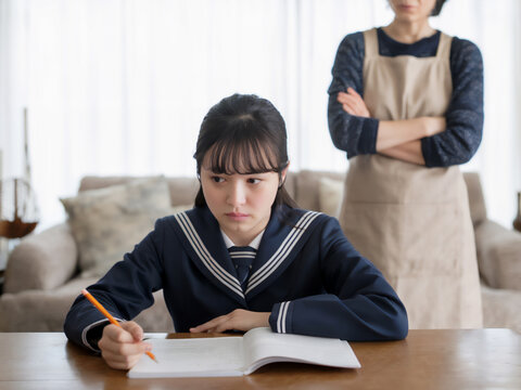 反抗期の子供、親子喧嘩、お説教のイメージ