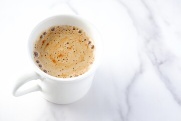 朝のひとときにぴったりのカフェ・ラテは、ミルクをたっぷり入れたコーヒー
