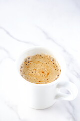 朝のひとときにぴったりのカフェ・ラテは、ミルクをたっぷり入れたコーヒー
