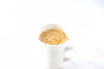 朝のひとときにぴったりのカフェ・ラテは、ミルクをたっぷり入れたコーヒー
