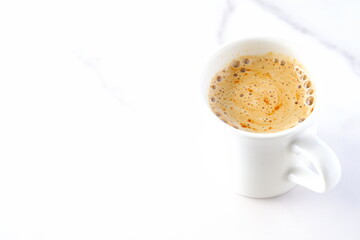 朝のひとときにぴったりのカフェ・ラテは、ミルクをたっぷり入れたコーヒー
