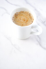 朝のひとときにぴったりのカフェ・ラテは、ミルクをたっぷり入れたコーヒー
