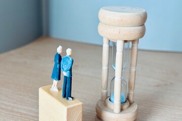 砂時計を見つめるシニアの夫婦