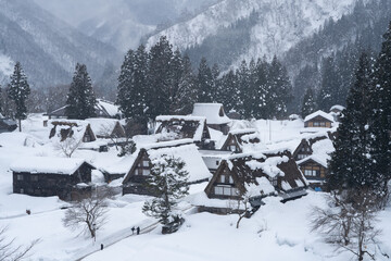 Fototapeta premium 雪の相倉合掌造り集落