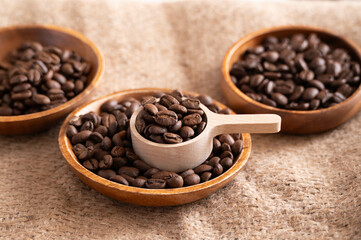 スプーンですくうコーヒー豆