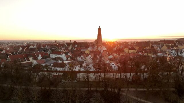 N&ouml;rdlingen , Sonnenaufgang &uuml;ber N&ouml;rdlingen Altstadt im Winter. Februar 2025.	