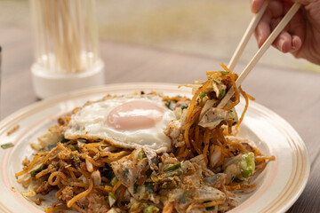 美味しい焼きそばを食べる人