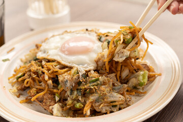 美味しい焼きそばを食べる人