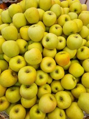 Crisp green apple with a vibrant color, tart flavor, and juicy texture. Perfect for fresh snacking, baking, or making refreshing juices. A nutritious and delicious fruit choice!