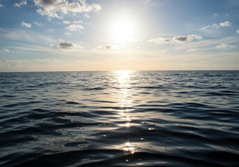 Obraz premium Tranquil ocean horizon at sunset with gentle waves and cloudy sky
