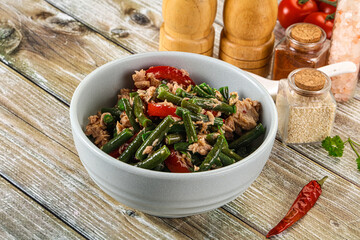 Salad with canned tuna and beans