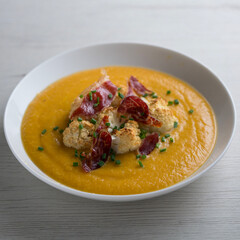 Autumn pumpkin cream with roasted cauliflower and Iberian ham.