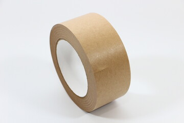 紙のガムテープ：梱包作業を支える、頼れる相棒のクローズアップ。