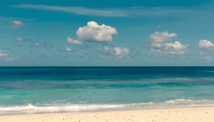 Obraz premium Playa de arena blanca con agua turquesa y cielo azul