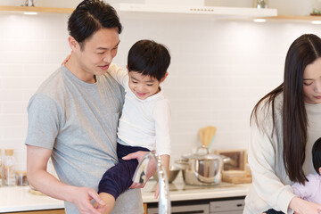 キッチンにいる家族