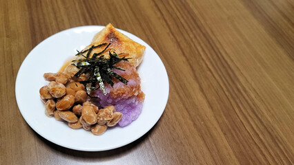 大根おろし納豆餅・日本の餅料理／Grated radish and natto mochi, Japanese mochi dish／무 오로시 낫토 떡 · 일본 떡 요리