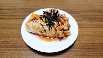 大根おろし納豆餅・日本の餅料理／Grated radish and natto mochi, Japanese mochi dish／무 오로시 낫토 떡 · 일본 떡 요리