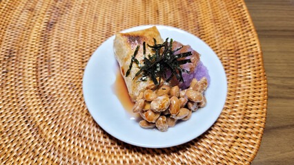 大根おろし納豆餅・日本の餅料理／Grated radish and natto mochi, Japanese mochi dish／무 오로시 낫토 떡 · 일본 떡 요리