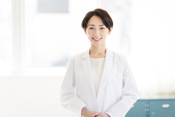 白衣を着たミドル世代の女性。