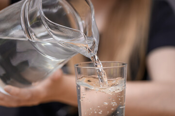 Szklanka z wodą, nalewać mineralna wodę do szklanki © Paweł Kacperek