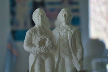 Weiße Gipsfigur der Gebrüder Grimm, Jacob und Wilhelm, mit Lorbeerkranz, Detailaufnahme,...