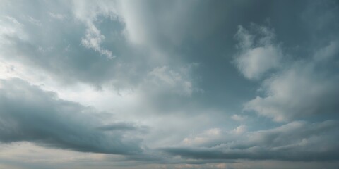 Naklejka premium Cloudy sky with dramatic cloud formations and varying shades of gray blue in a natural atmospheric landscape.