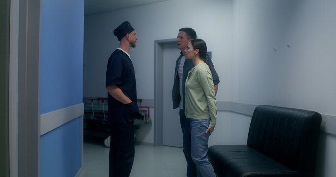 The doctor informs the relatives of the disappointing result of the operation, they cry, standing hugging in the hospital corridor