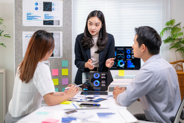 Obraz premium A woman is talking to two men in a meeting room