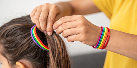 Naklejka premium Playful Hand with an Elastic Hair Band for Creative Fun