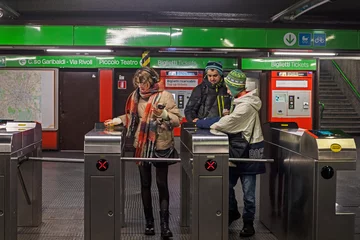 Fototapete Rund family near the entrance through the turnstiles in the metro Milan in Italy in January 2025. travel around Europe © Nataliia Makarovska